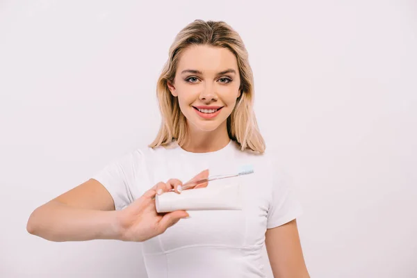 Atractiva Mujer Sonriente Mirando Cámara Mientras Sostiene Cepillo Dientes Pasta —  Fotos de Stock