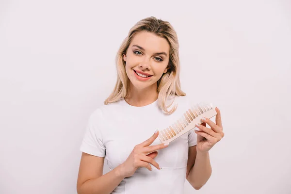 Bela Mulher Olhando Para Câmera Segurando Dentes Paleta Cores Isolado — Fotografia de Stock