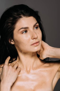 Yüzündeki gri izole çilli güzel çıplak kız