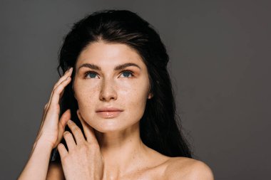 Yüzündeki gri izole çilli güzel çıplak kız