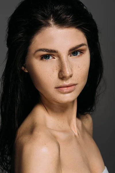 Yüzündeki Gri Izole Çilli Güzel Çıplak Kadın Portresi — Stok fotoğraf