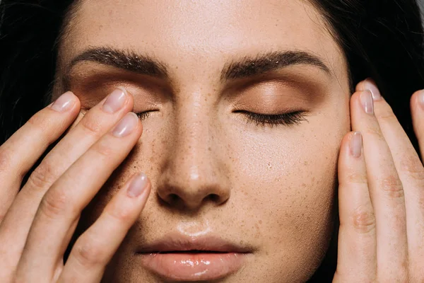 Nahaufnahme Eines Zarten Mädchens Mit Sommersprossen Gesicht Das Geschlossene Augen — Stockfoto