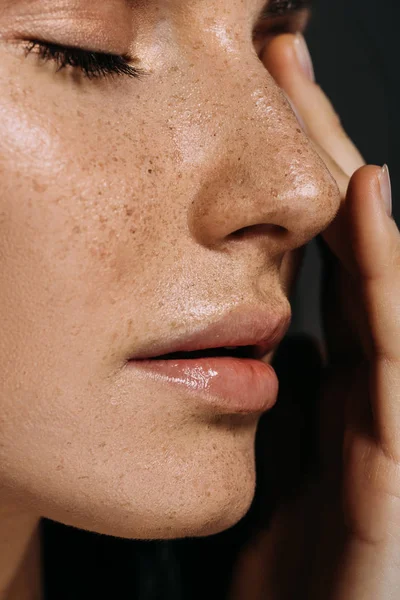 Vista Cerca Tierna Mujer Con Pecas Cara Aislada Gris — Foto de Stock