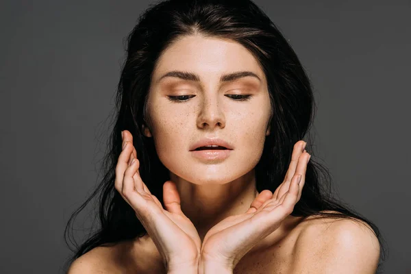 Hermosa Mujer Tierna Posando Aislado Gris — Foto de Stock