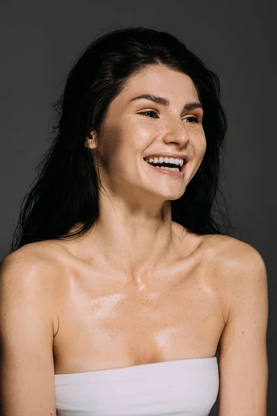 Retrato Chica Alegre Atractiva Con Pecas Cara Sonriendo Aislado Gris — Foto de Stock