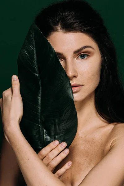 Bela Jovem Com Sardas Cara Posando Com Folha Isolada Verde — Fotografia de Stock