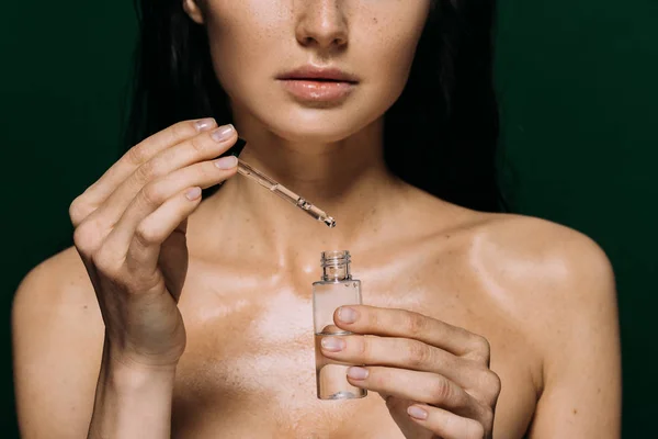 Beskuren Bild Naken Kvinna Som Håller Flaskan Med Serum Isolerad — Stockfoto