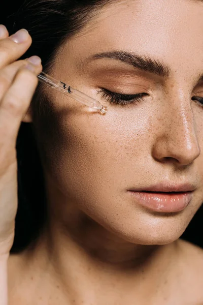 Aantrekkelijke Jonge Vrouw Die Serum Het Gezicht Aanbrengt Met Pipet — Stockfoto