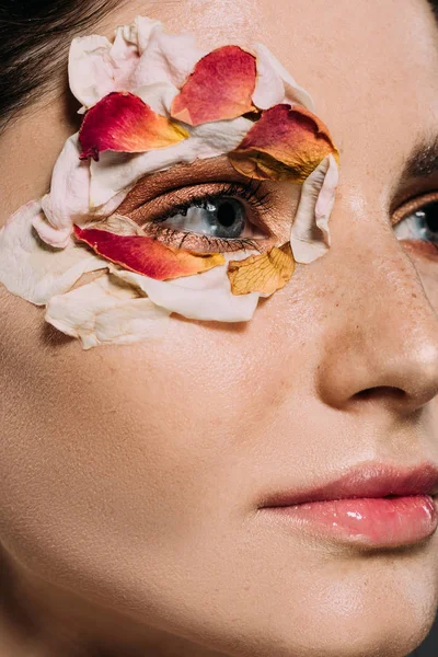 Primer Plano Chica Atractiva Con Pétalos Florales Alrededor Del Ojo —  Fotos de Stock