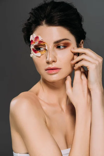 Hermosa Chica Tierna Con Pétalos Florales Alrededor Del Ojo Aislado — Foto de Stock