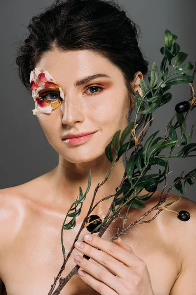 Aantrekkelijke Lachende Vrouw Met Bloemblaadjes Gezicht Met Groene Tak Geïsoleerd — Stockfoto