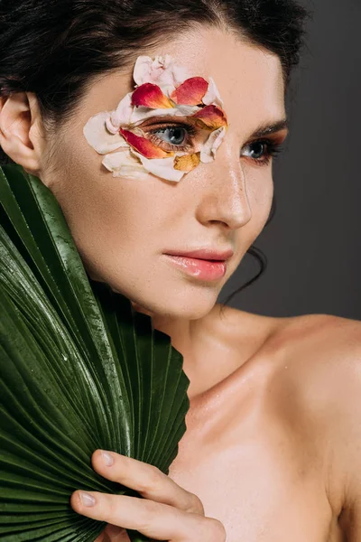 Schöne Frau Mit Blütenblättern Das Auge Die Grünes Blatt Isoliert — Stockfoto
