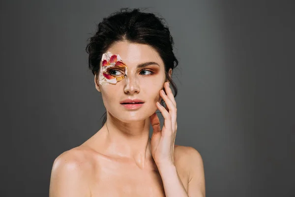 Mulher Atraente Com Maquiagem Pétalas Florais Torno Olho Isolado Cinza — Fotografia de Stock