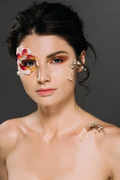 Mooie Brunette Naakte Vrouw Met Bloemen Bloemblaadjes Lichaam Geïsoleerd Grijs — Stockfoto