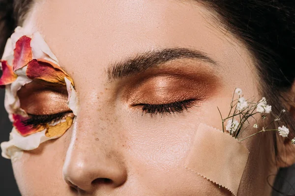 Gros Plan Femme Avec Maquillage Sur Les Yeux Fermés Fleurs — Photo