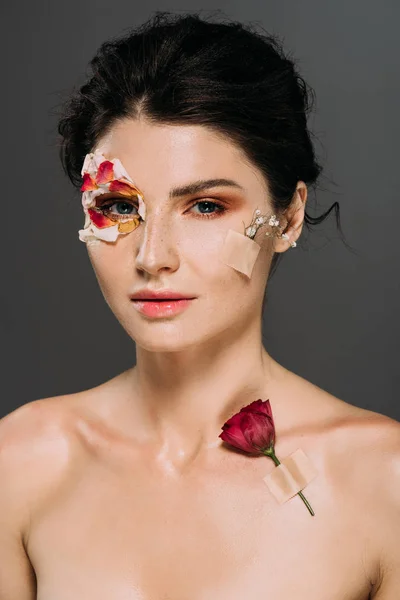 花と体に灰色に分離された花びらの魅力的なブルネットの少女 — ストック写真