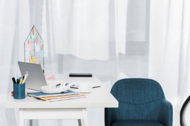 Dizüstü bilgisayar, dizüstü bilgisayarlar ve şık mobilya rahat ev ofis
