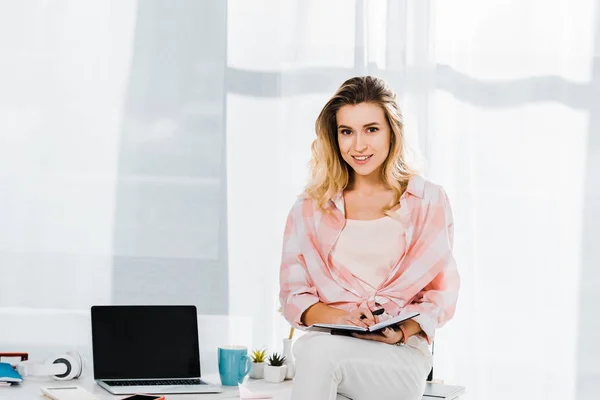 Hermosa Chica Rubia Con Cuaderno Sentado Mesa Lugar Trabajo — Foto de Stock