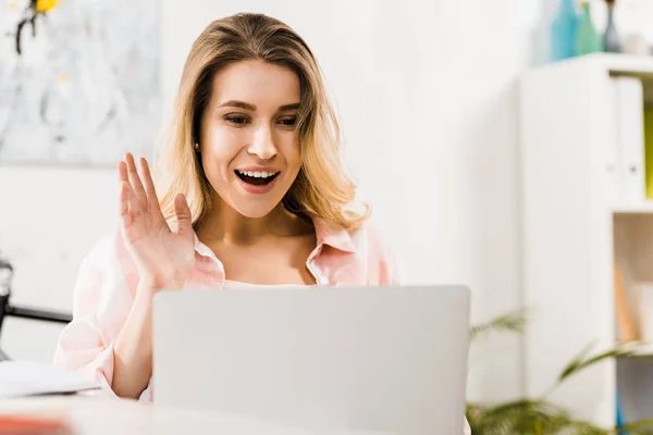 Chica Emocionada Mirando Pantalla Del Ordenador Portátil Saludando Mano —  Fotos de Stock