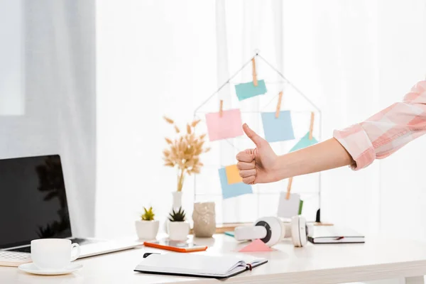 Partial View Woman Showing Thumb Workplace — Stock Photo, Image