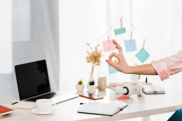 Beskuren Bild Kvinna Visar Okej Tecken Arbetsplatsen — Stockfoto