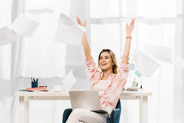 Riendo Mujer Con Portátil Tirar Documentos Lugar Trabajo — Foto de Stock