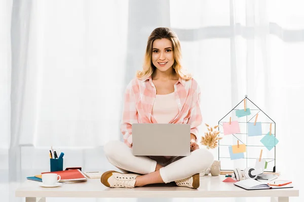 Donna Sorridente Camicia Scacchi Seduta Sul Tavolo Con Laptop — Foto Stock