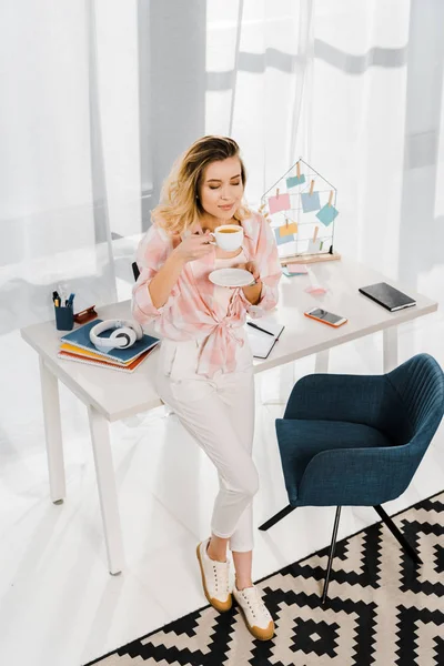 Entspannte Frau Karierten Hemd Trinkt Kaffee Mit Geschlossenen Augen Arbeitsplatz — Stockfoto