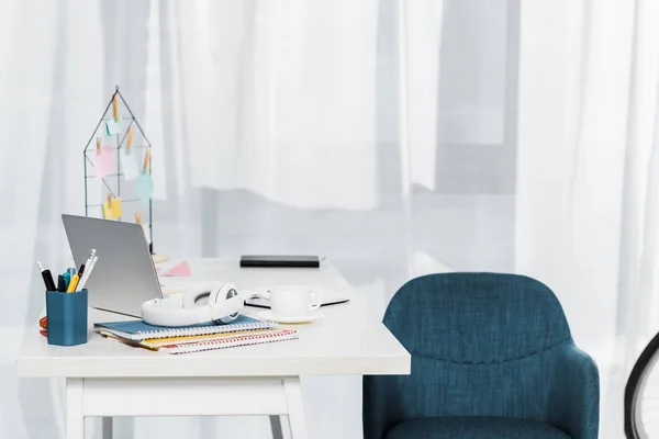 ラップトップ ノートブック スタイリッシュな家具と居心地の良いホーム オフィス — ストック写真