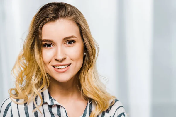 Mulher Loira Sensual Camisa Listrada Olhando Para Câmera Com Sorriso — Fotografia de Stock