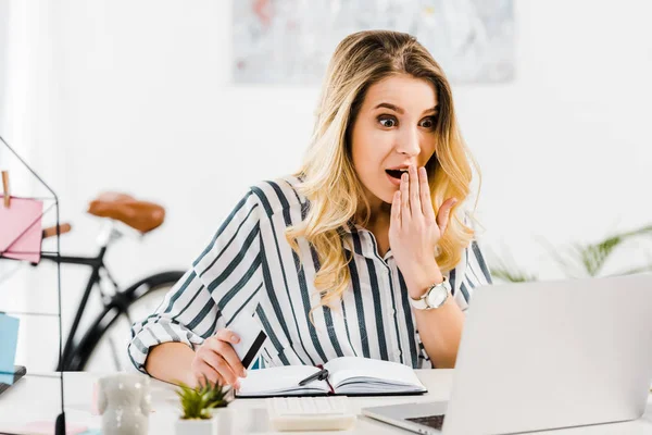 Mujer Impactada Camisa Rayas Con Tarjeta Crédito Mirando Computadora Portátil — Foto de Stock