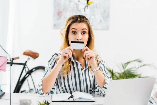 Verrast Jonge Vrouw Gestreepte Shirt Creditcard Bedrijf Werkplek — Stockfoto