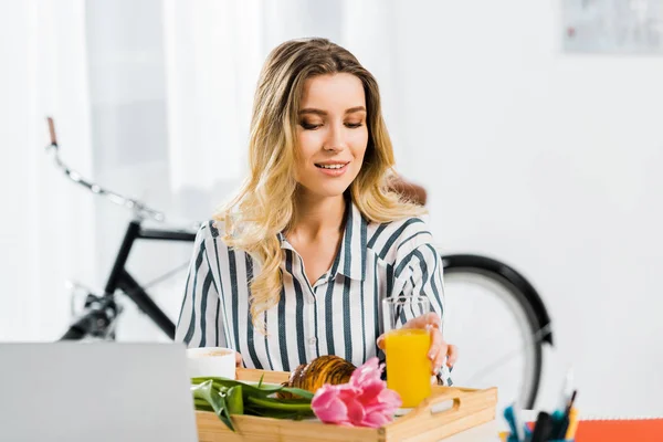 Mujer Sonriente Con Camisa Rayas Disfrutando Del Desayuno Lugar Trabajo — Foto de Stock