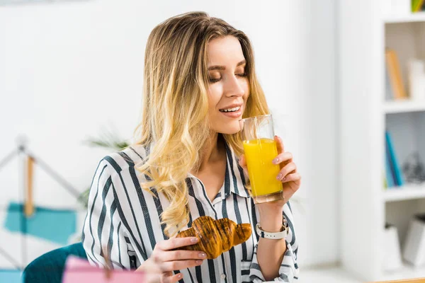 Relaxed Woman Striped Shirt Holding Croissant Drinking Orange Juice — Stock Photo, Image