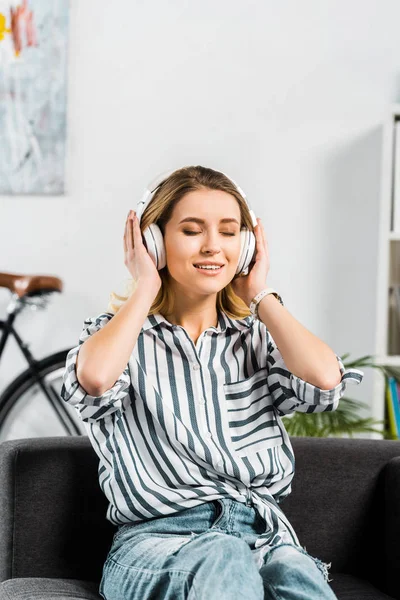 Mulher Atraente Camisa Listrada Sentado Sofá Ouvir Música — Fotografia de Stock