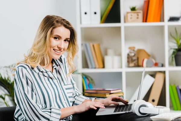 Mulher Nova Surpreendente Camisa Listrada Usando Laptop Casa — Fotografia de Stock