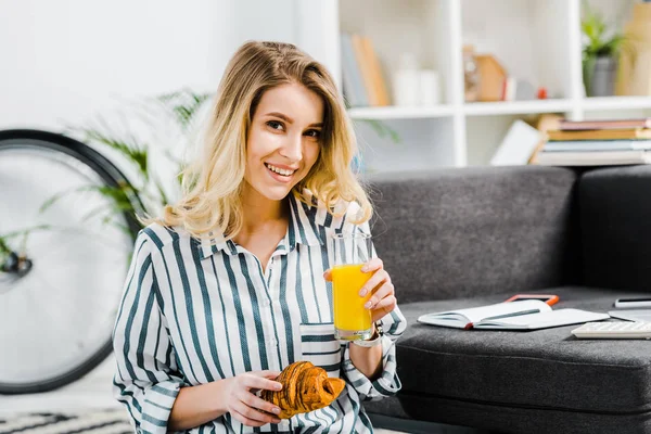 Mujer Joven Sonriente Con Camisa Rayas Sosteniendo Croissant Vaso Jugo — Foto de Stock