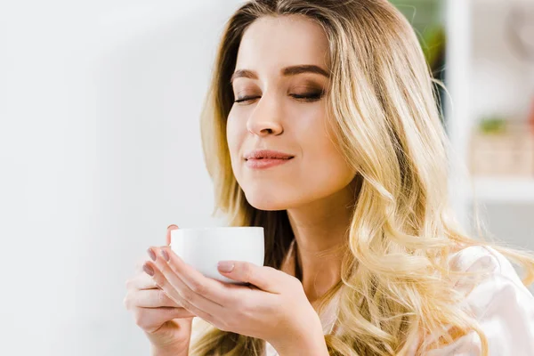 Relaxado Jovem Segurando Xícara Café Com Olhos Fechados — Fotografia de Stock