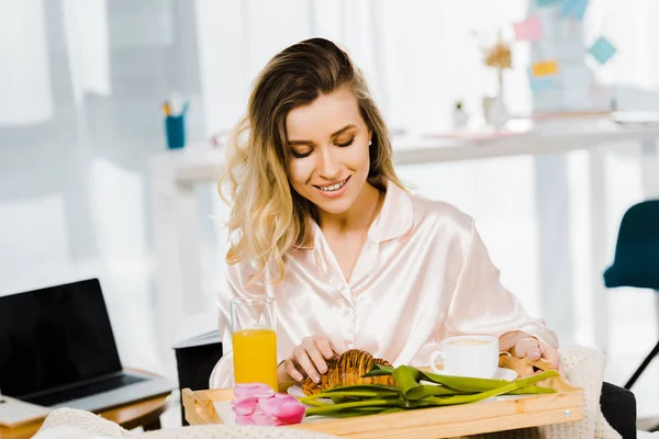 Junge Frau Satin Pyjama Beim Frühstück Mit Einem Lächeln — Stockfoto