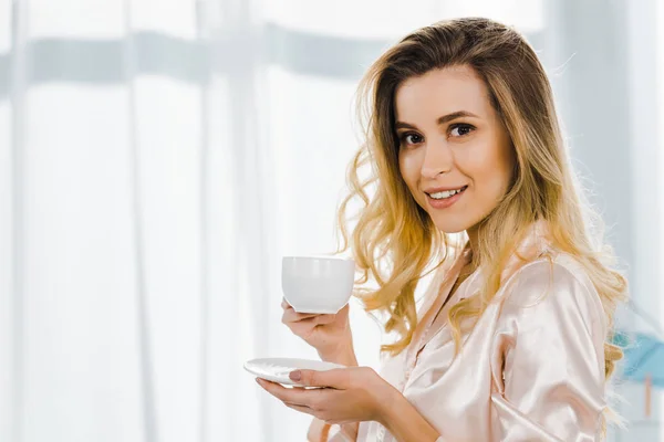 Lycksalig Blond Kvinna Pyjamas Dricka Kaffe Morgon — Stockfoto