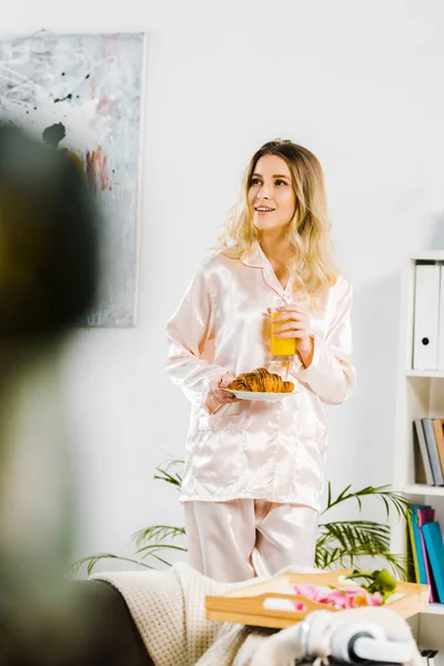 Verträumte Junge Frau Pyjama Mit Croissant Und Einem Glas Orangensaft — Stockfoto