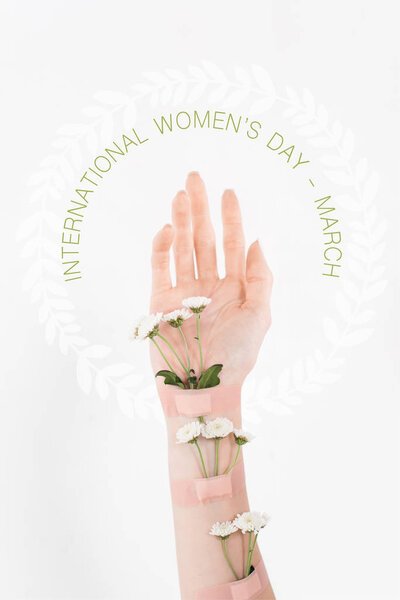 обрезанный вид женщины с полевыми цветами на белом фоне с иллюстрацией к международному женскому дню
 
