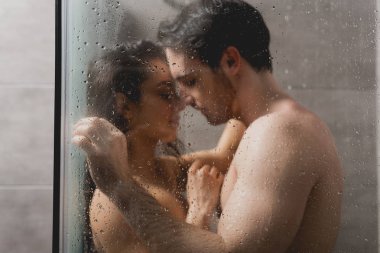 seksi erkek ve güzel kadın duş kabin içinde sarılma seçici odak 