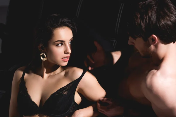 Bonito Homem Sofá Despir Morena Mulher Lingerie Sentado Chão Preto — Fotografia de Stock