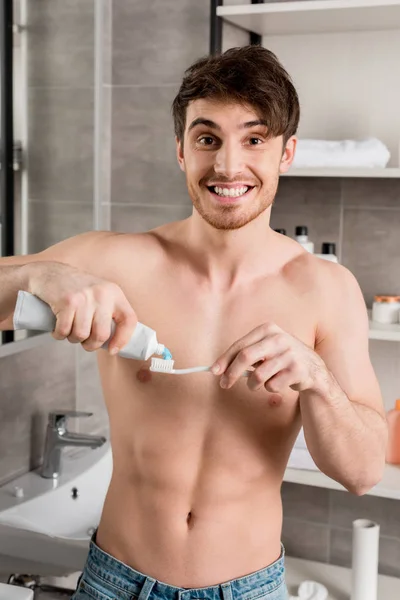 Bonito Shirtless Homem Colocando Pasta Dentes Para Escova Dentes Banheiro — Fotografia de Stock