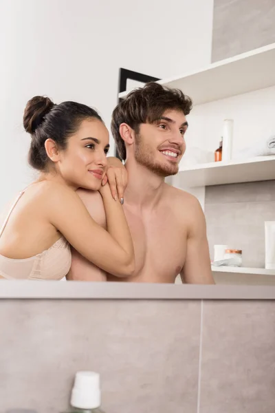 Shirtless Muž Žena Krajkové Prádlo Objímání Usmívá Koupelně — Stock fotografie