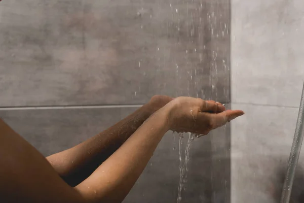 Vue Recadrée Femme Prenant Une Douche Dans Cabine — Photo