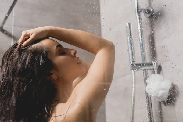 Çekici Esmer Kadın Alarak Duş Kabin Içinde Yan Görünüm — Stok fotoğraf