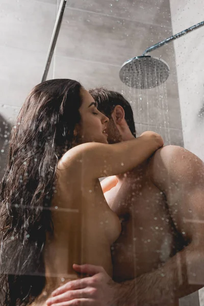 性感的夫妇拥抱和洗澡在机舱 — 图库照片