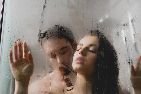 Selektywny Fokus Gorące Nagi Mężczyzna Atrakcyjna Kobieta Przytulanie Kabinę Prysznicową — Zdjęcie stockowe
